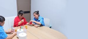 The staff in the office are discussing issues related to sewing thread